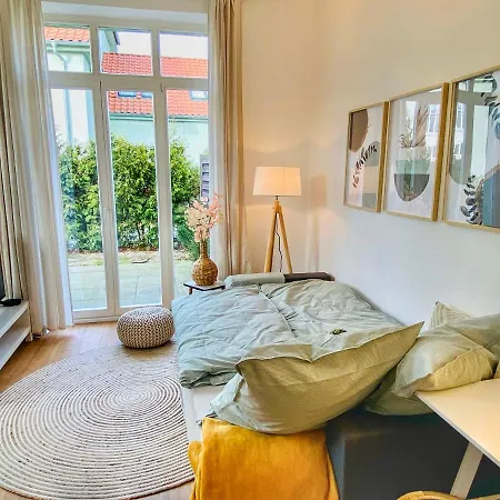 City-apartment Im Gruenen Mit Schoener Terrasse Und Parkplatz Apartman